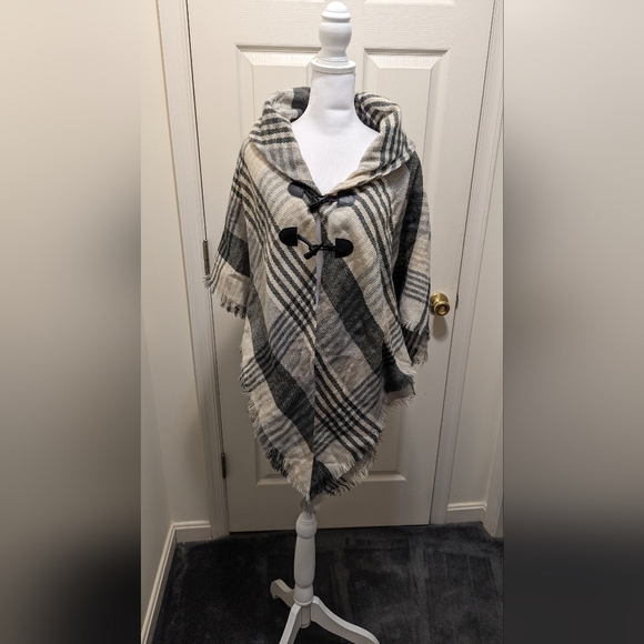 ACCESSORY ST NEW YORK Wrap Ruana NWT - Picture 2 of 5